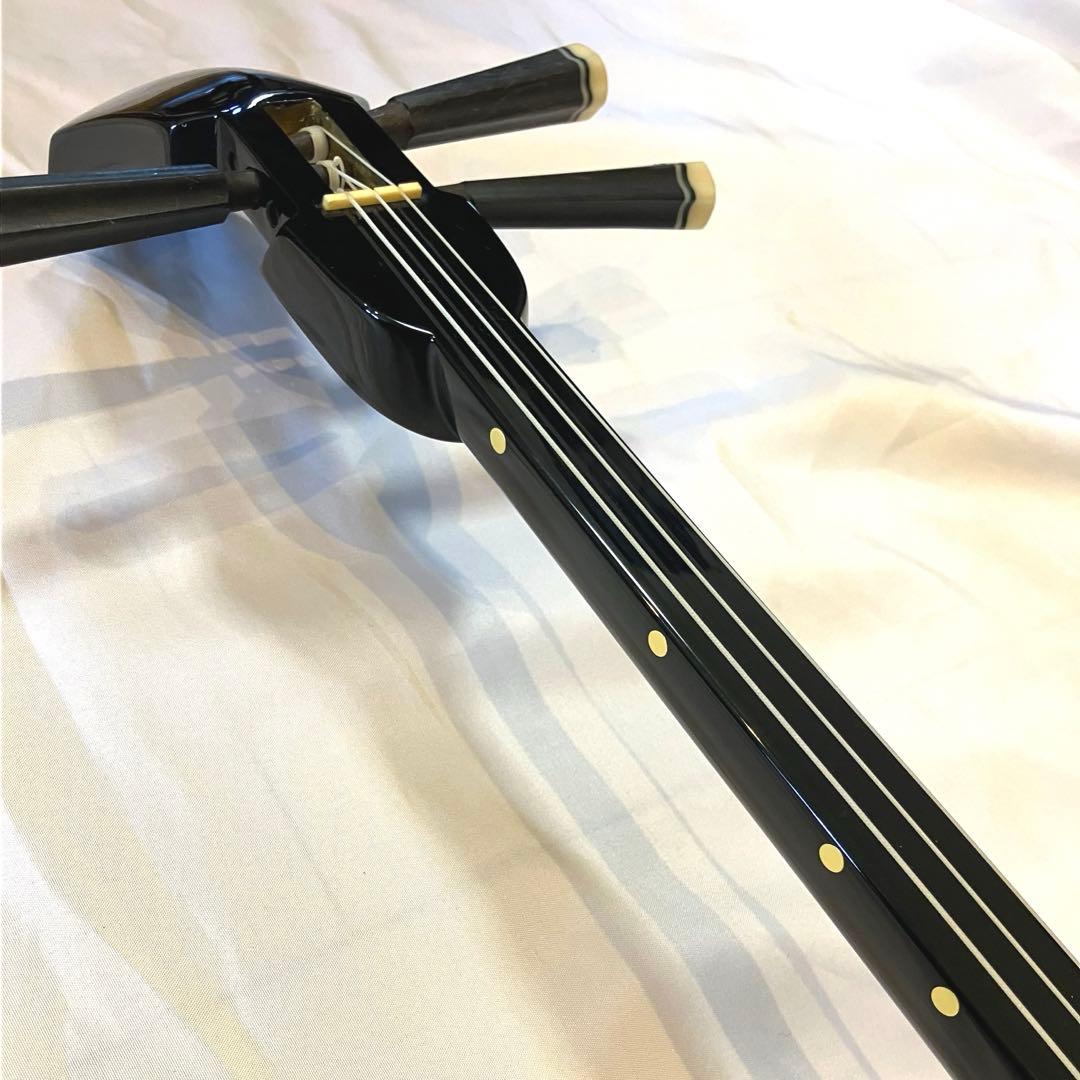 ⭐️沖縄 三線 本蛇皮 黒漆 三味線 ケース付　演奏可能