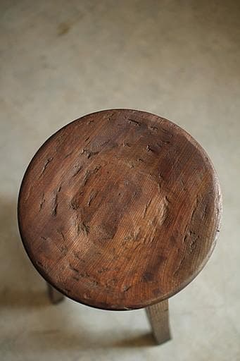 古く味のある木製の丸椅子