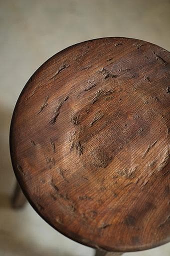 古く味のある木製の丸椅子