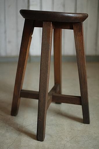 古く味のある木製の丸椅子