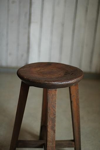 古く味のある木製の丸椅子