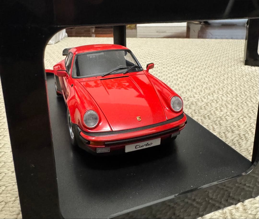 Porsche 911 Turbo 3.3 ミニカー 1/18