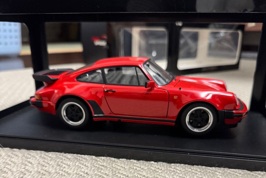Porsche 911 Turbo 3.3 ミニカー 1/18