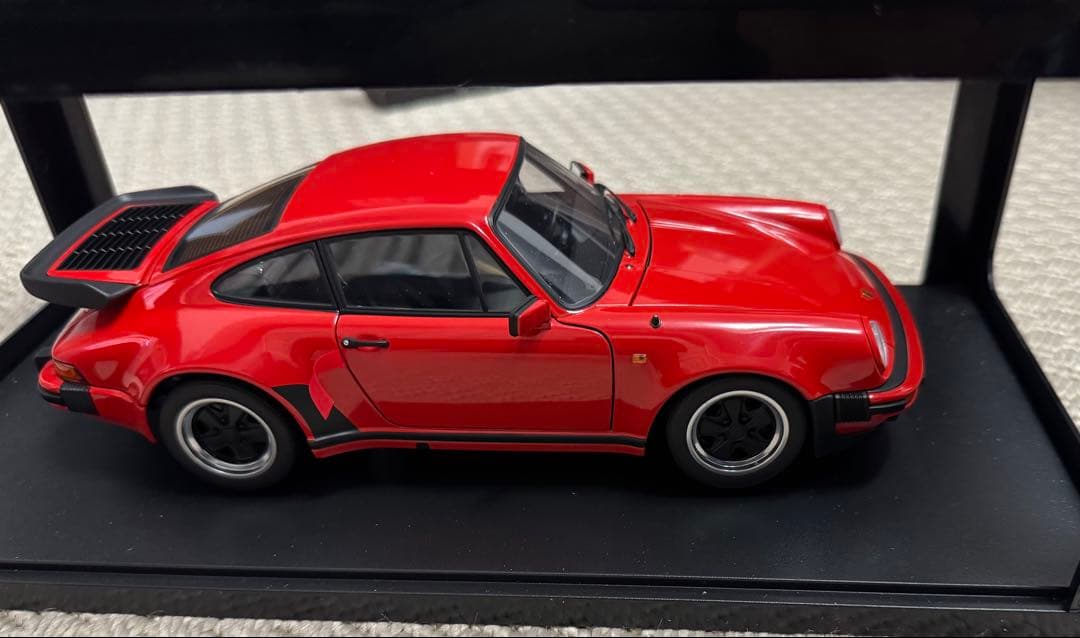 Porsche 911 Turbo 3.3 ミニカー 1/18