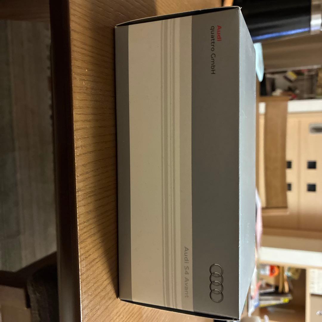 Audi S4 Avant 赤 1/43 ミニカー