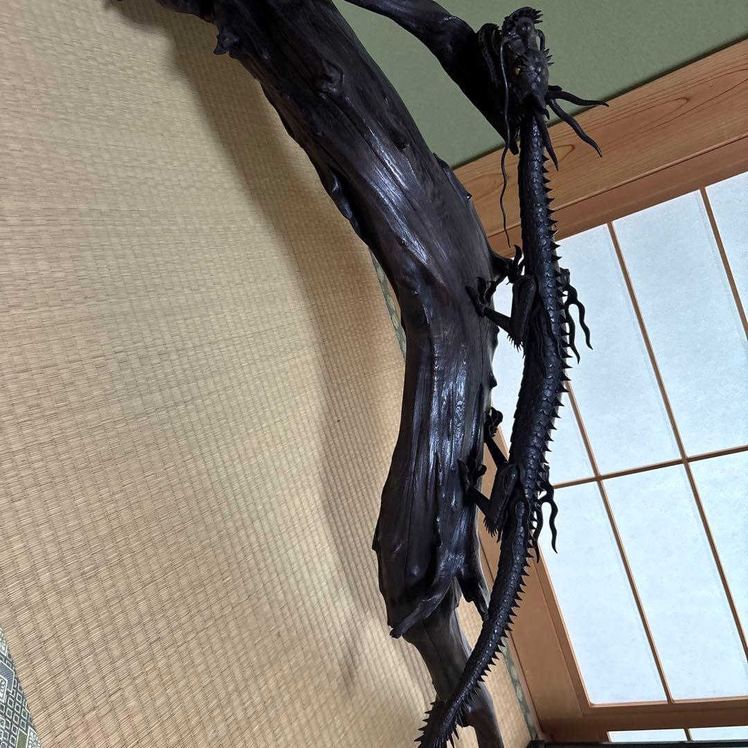 龍の置物　下の木は木製です。