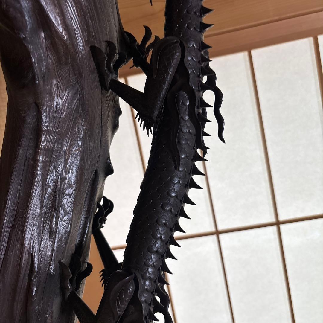 龍の置物　下の木は木製です。