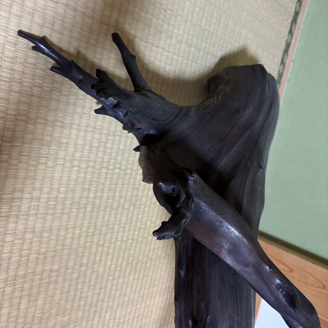 龍の置物　下の木は木製です。