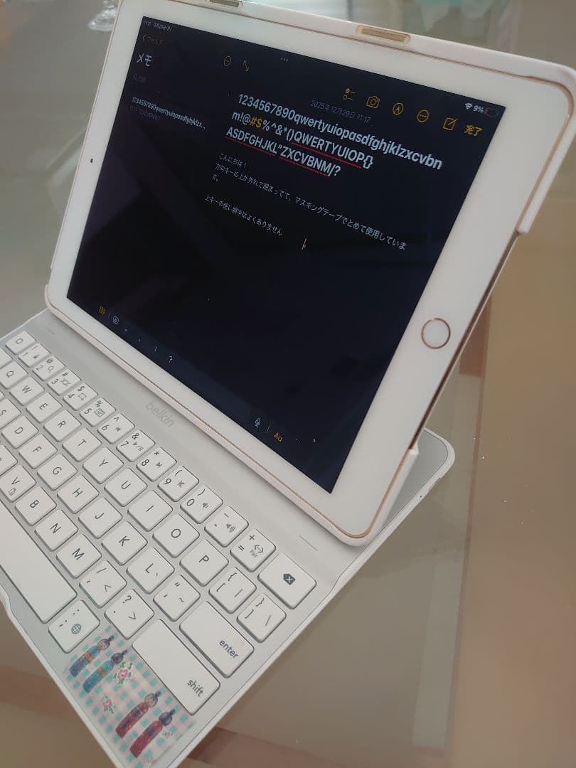 iPad Air 2、キーボード、赤色カバー付き