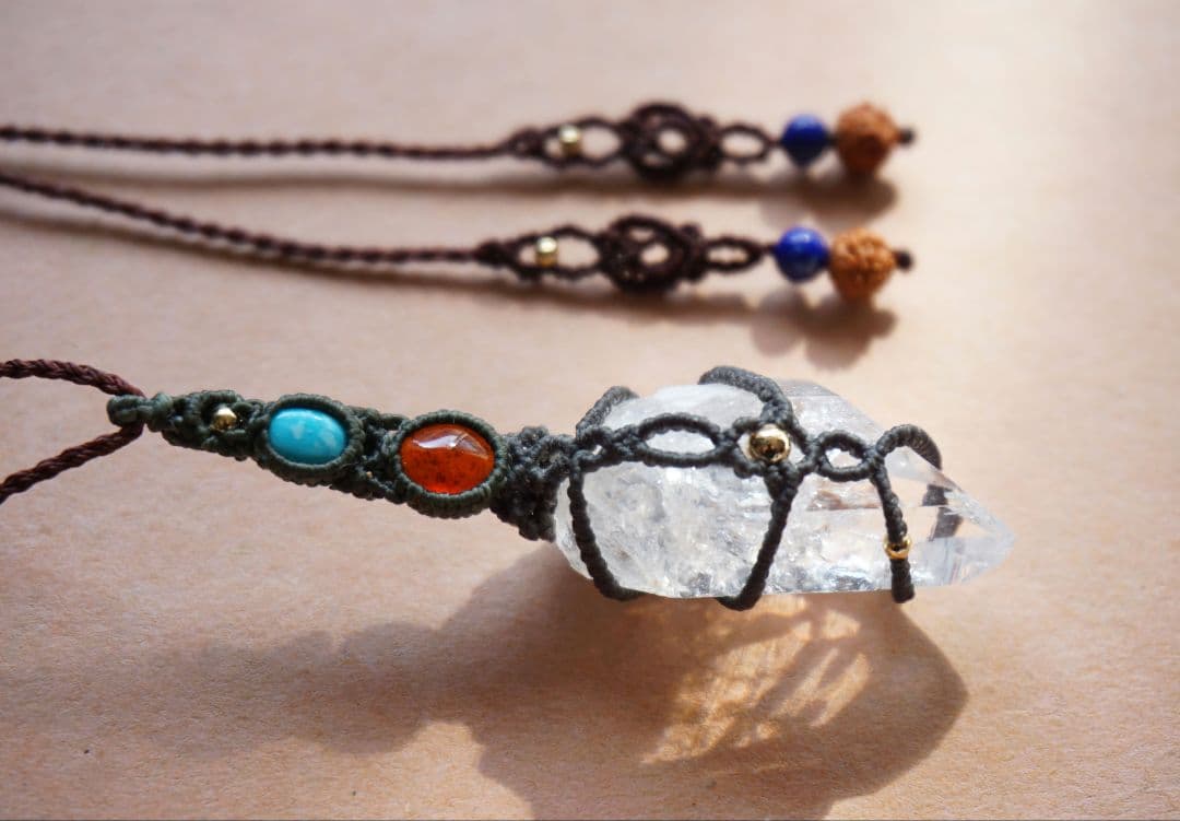 マニハール産クリスタルポイント　ガーネット　ターコイズ　マクラメ　ネックレス