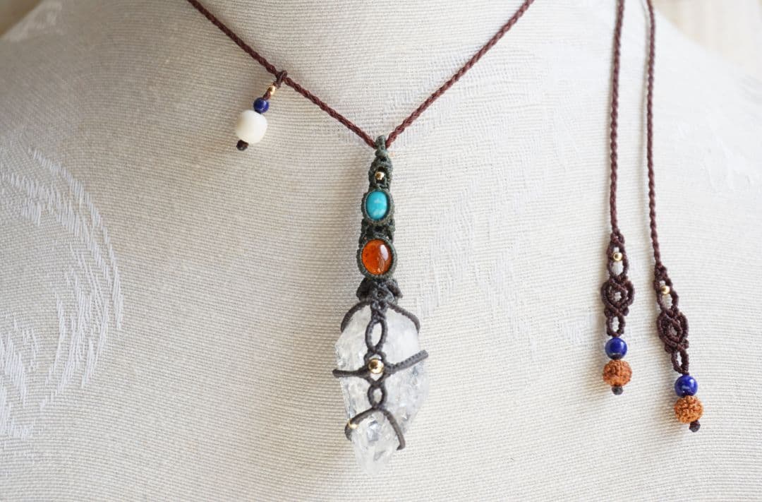 マニハール産クリスタルポイント　ガーネット　ターコイズ　マクラメ　ネックレス