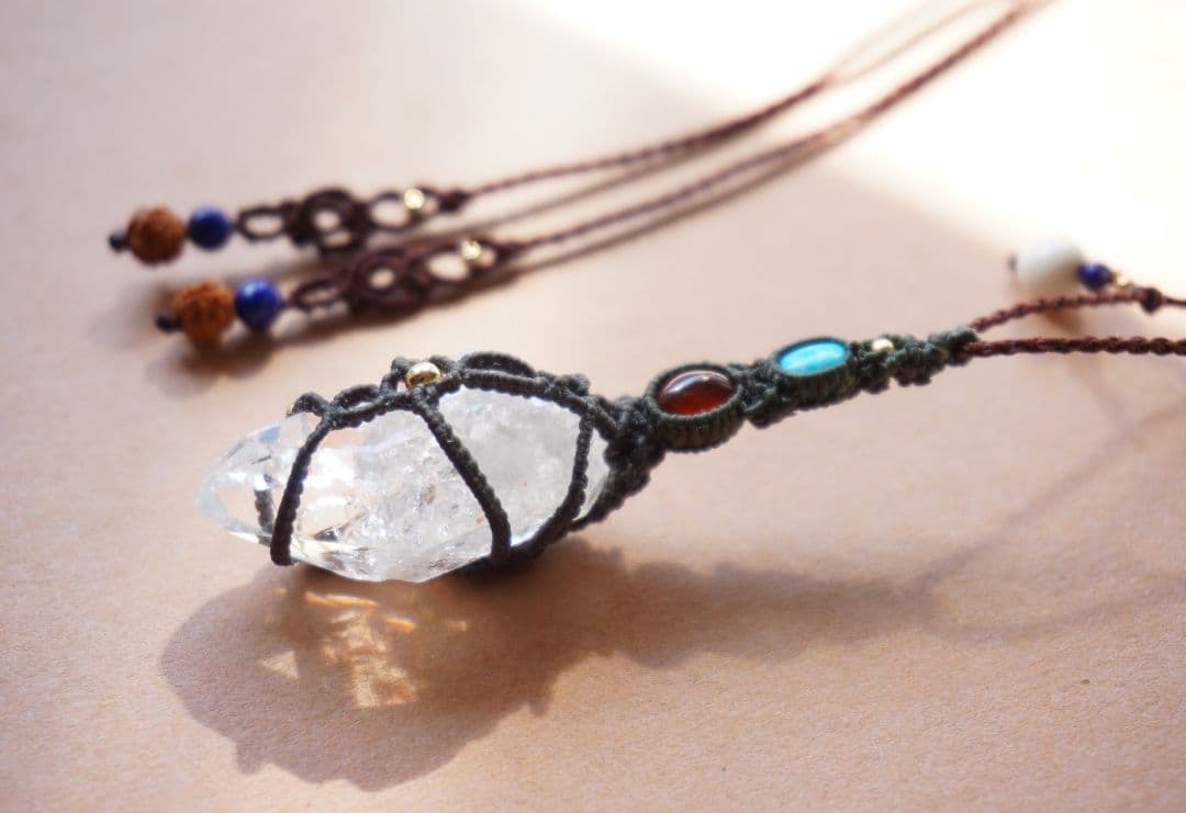マニハール産クリスタルポイント　ガーネット　ターコイズ　マクラメ　ネックレス