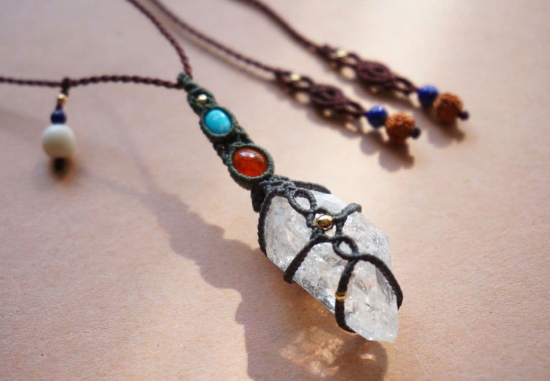 マニハール産クリスタルポイント　ガーネット　ターコイズ　マクラメ　ネックレス