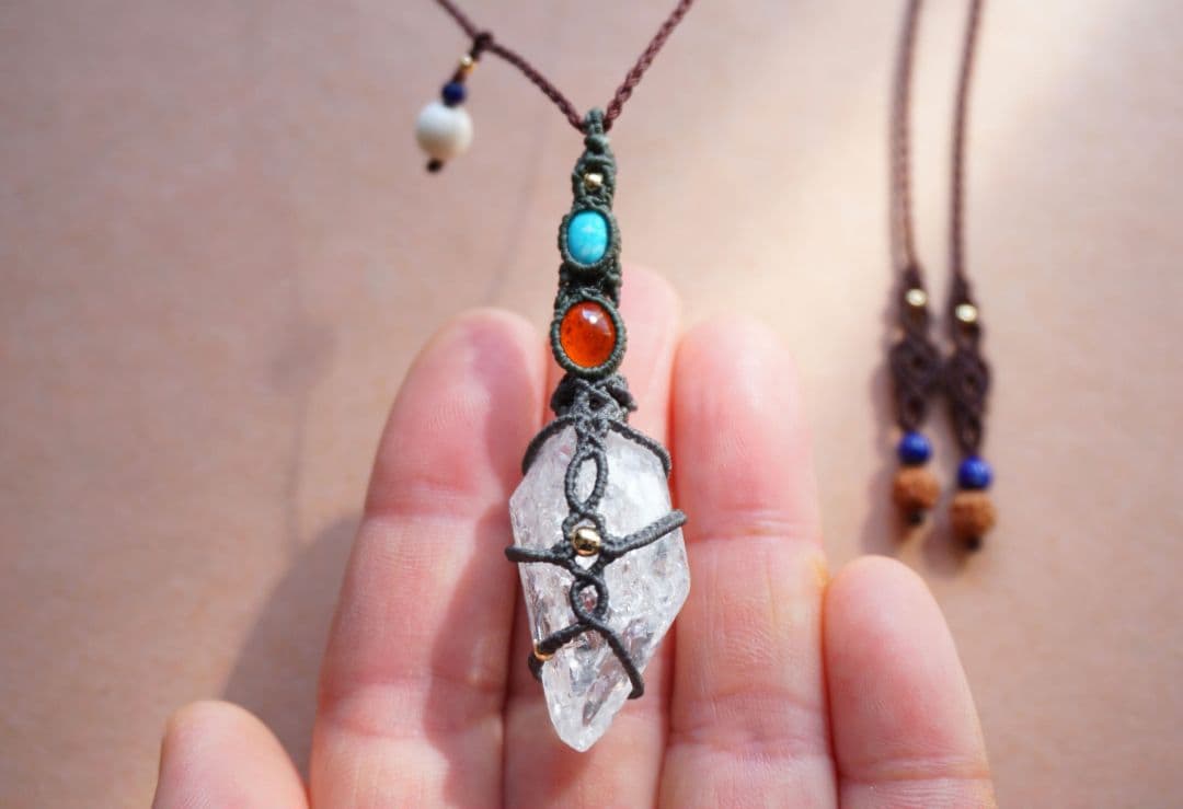 マニハール産クリスタルポイント　ガーネット　ターコイズ　マクラメ　ネックレス
