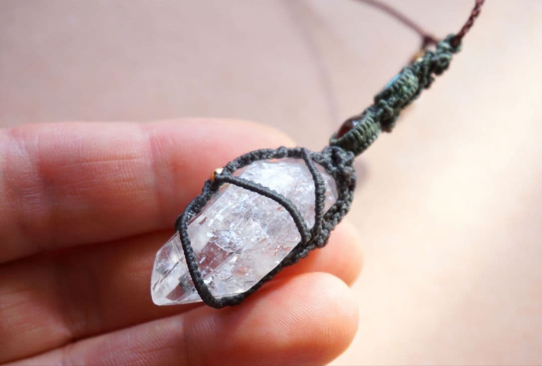 マニハール産クリスタルポイント　ガーネット　ターコイズ　マクラメ　ネックレス