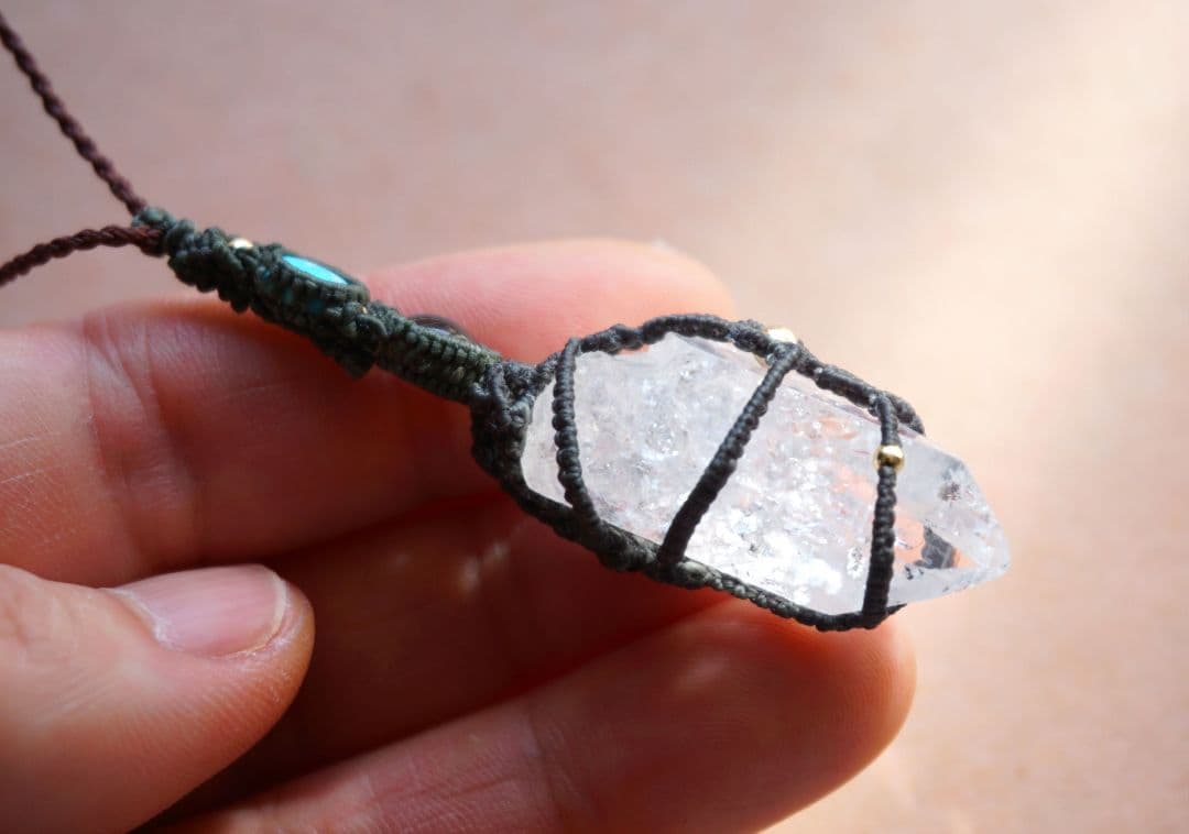 マニハール産クリスタルポイント　ガーネット　ターコイズ　マクラメ　ネックレス