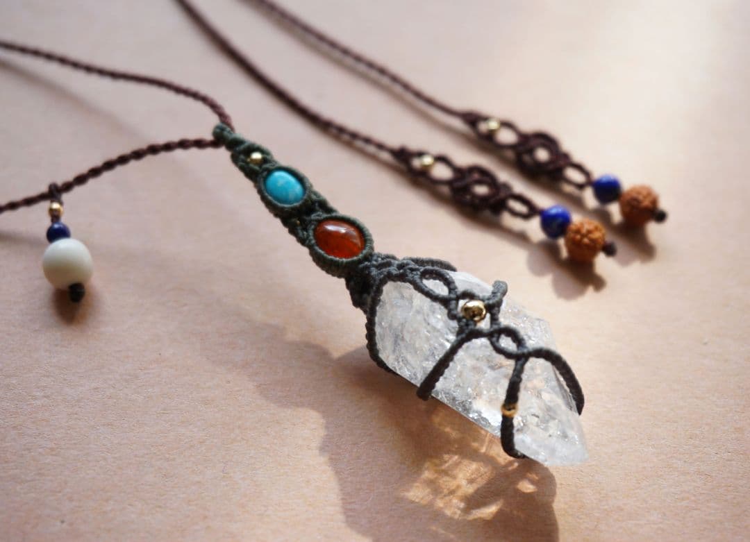 マニハール産クリスタルポイント　ガーネット　ターコイズ　マクラメ　ネックレス