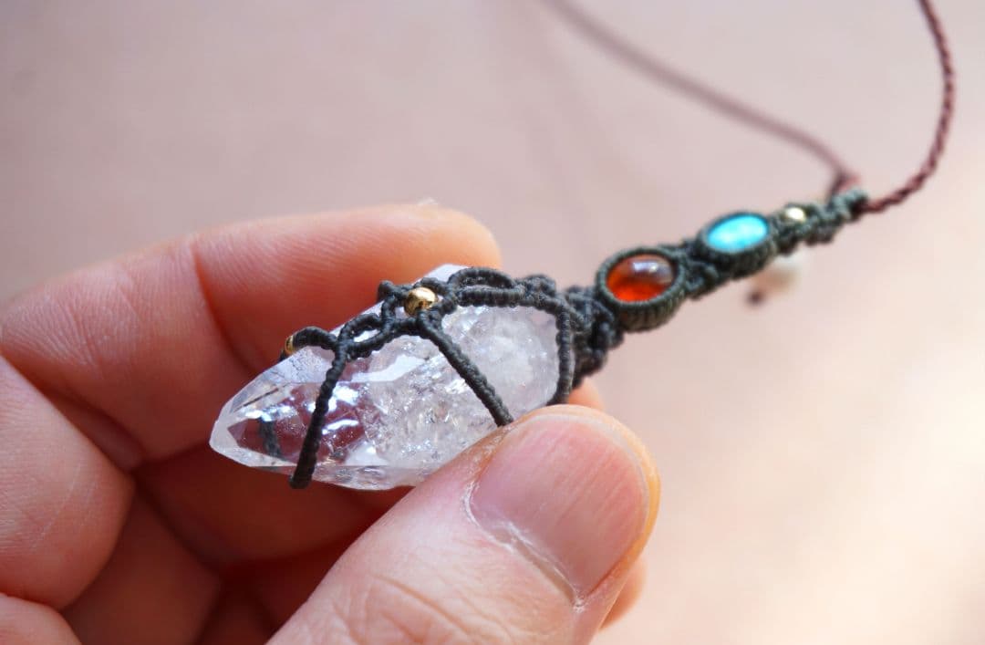 マニハール産クリスタルポイント　ガーネット　ターコイズ　マクラメ　ネックレス