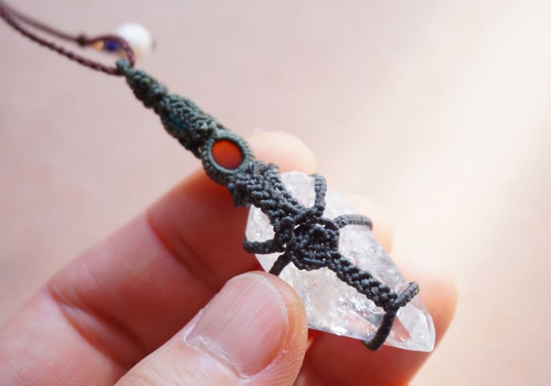 マニハール産クリスタルポイント　ガーネット　ターコイズ　マクラメ　ネックレス