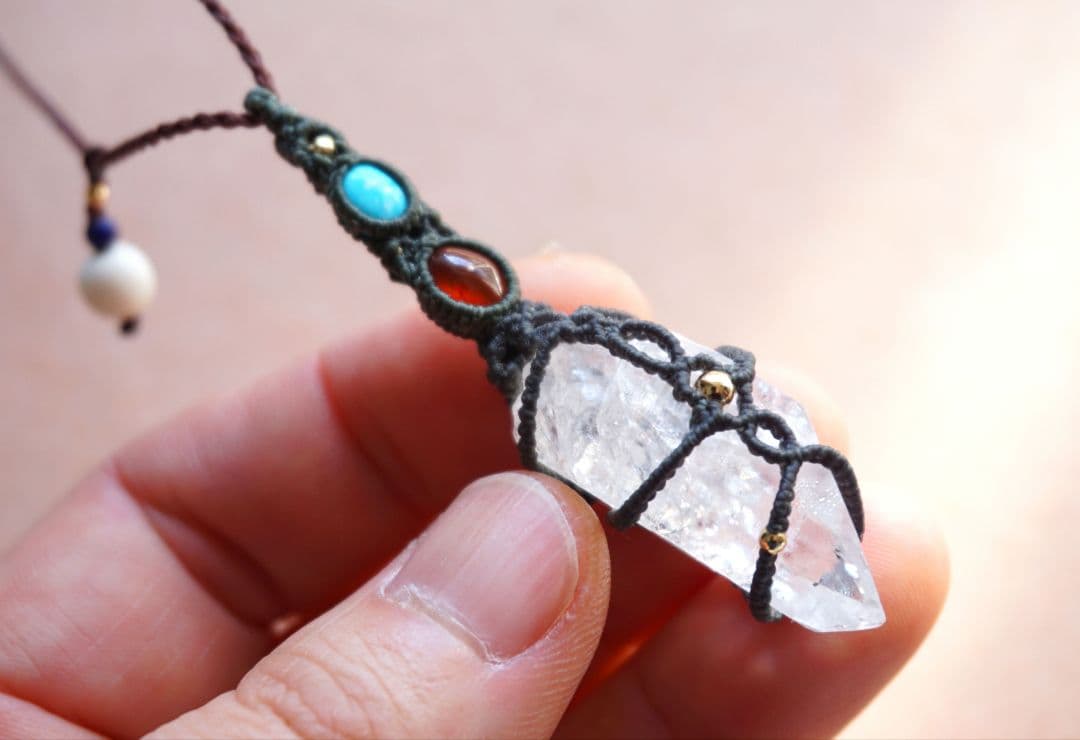 マニハール産クリスタルポイント　ガーネット　ターコイズ　マクラメ　ネックレス
