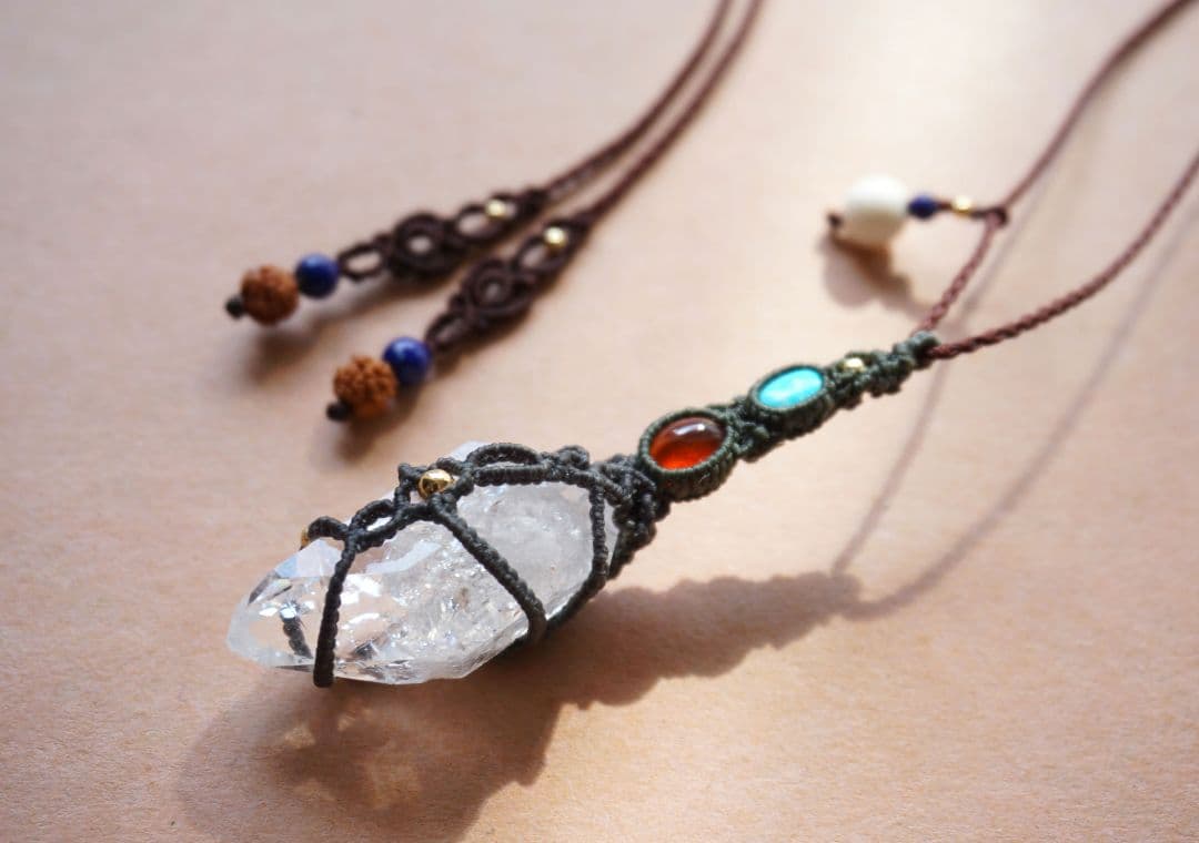 マニハール産クリスタルポイント　ガーネット　ターコイズ　マクラメ　ネックレス