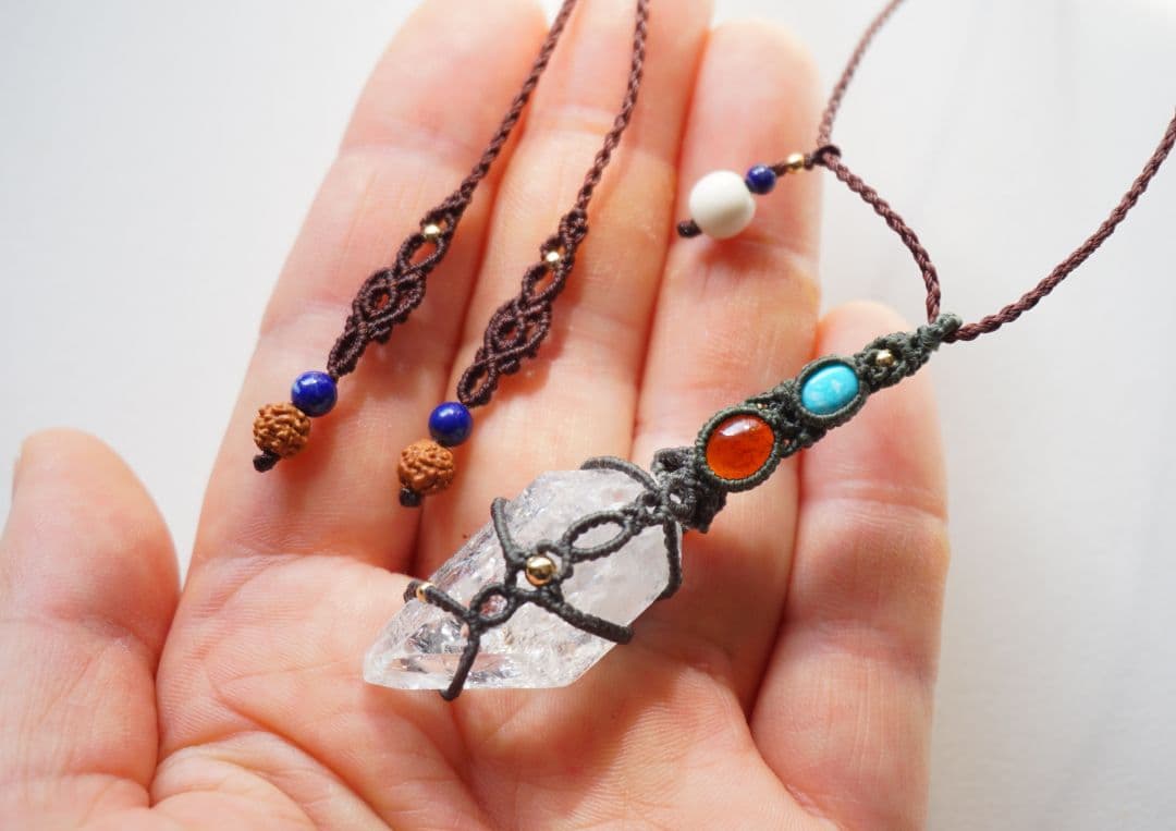 マニハール産クリスタルポイント　ガーネット　ターコイズ　マクラメ　ネックレス