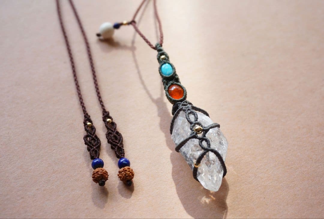 マニハール産クリスタルポイント　ガーネット　ターコイズ　マクラメ　ネックレス