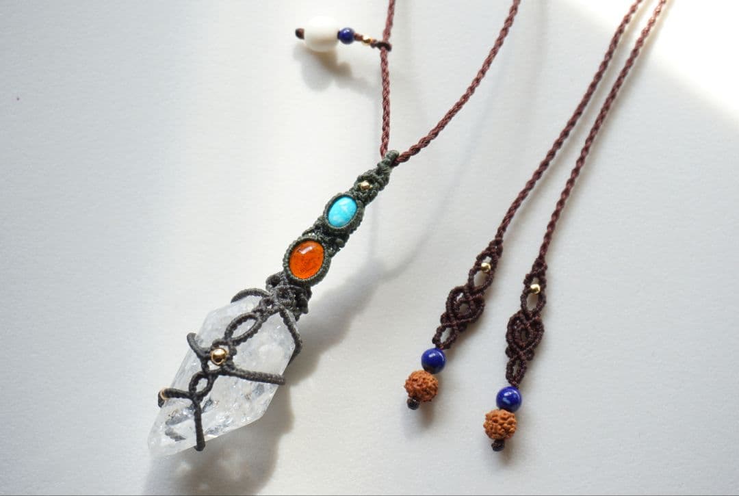 マニハール産クリスタルポイント　ガーネット　ターコイズ　マクラメ　ネックレス