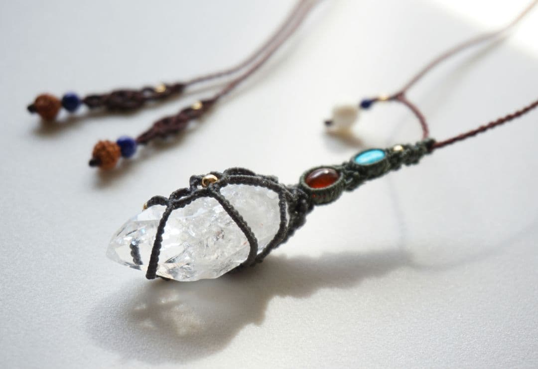 マニハール産クリスタルポイント　ガーネット　ターコイズ　マクラメ　ネックレス