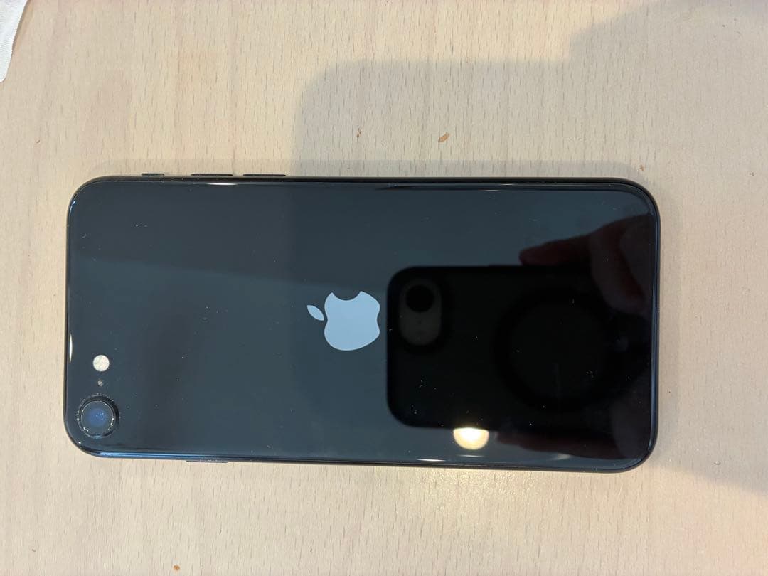 Apple iPhone se 第二世代　ブラック ケース付き充電コードつき
