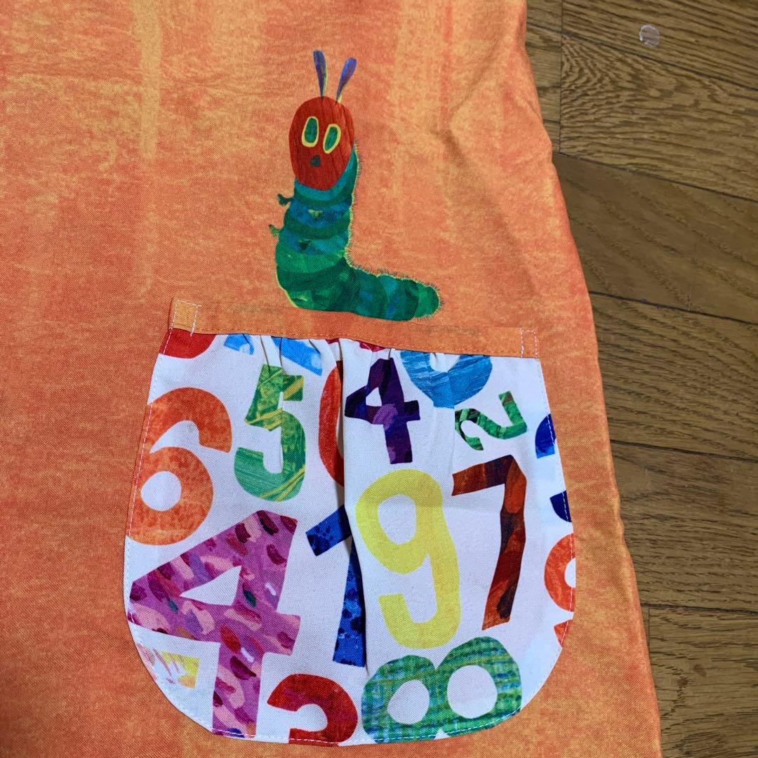 保育士エプロン　はらぺこあおむし