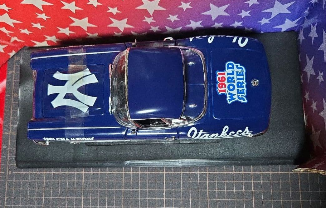 シボレーコルベット1961 Corvette Yankees 限定版 1:18