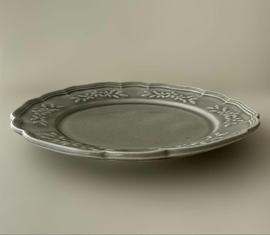 Assam阿部慎太朗さん皿2枚①花形リムレリーフ皿6寸②花冠レリーフ6寸