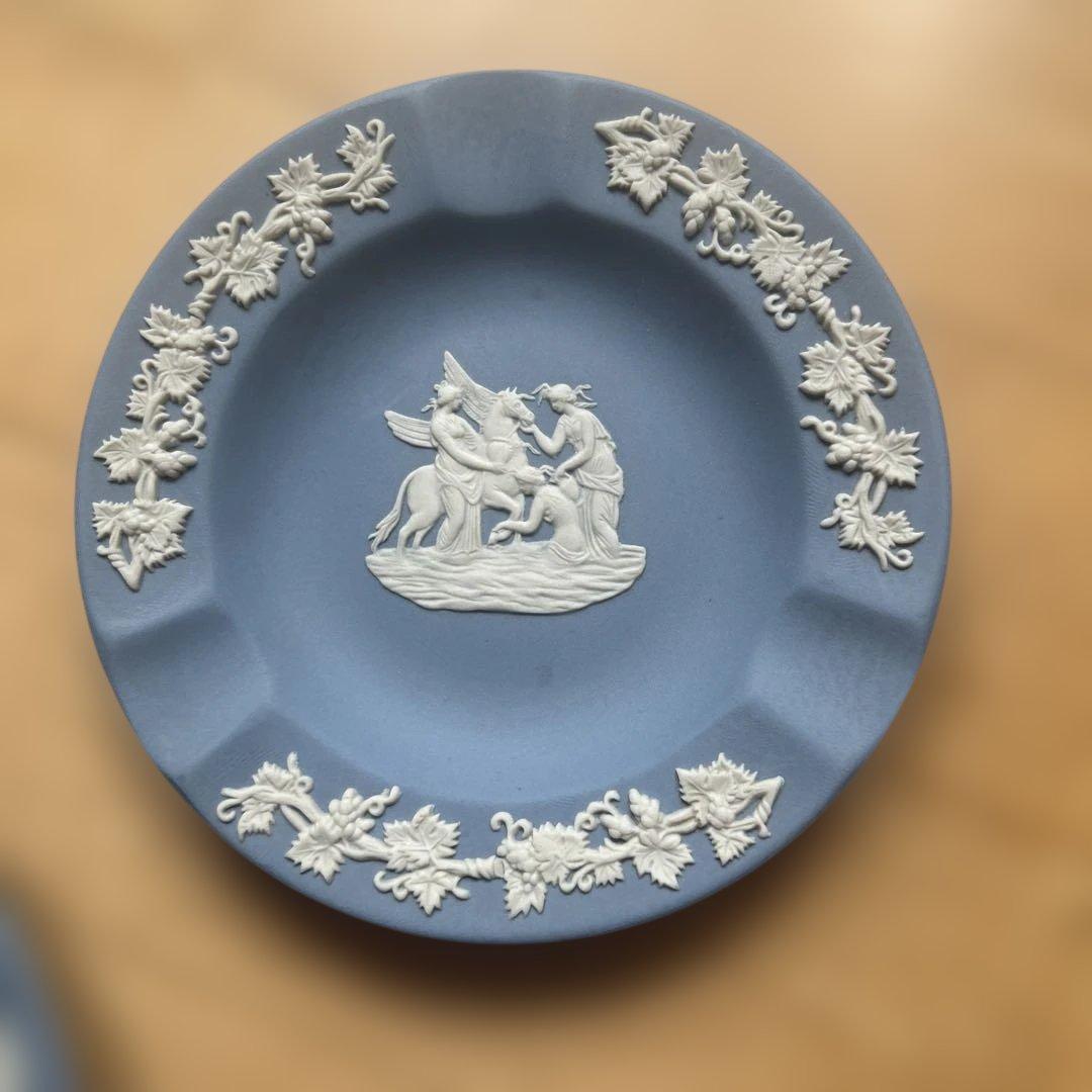 ウエッジウッド　エンジェルレリーフのグレー陶器花瓶　平皿　灰皿