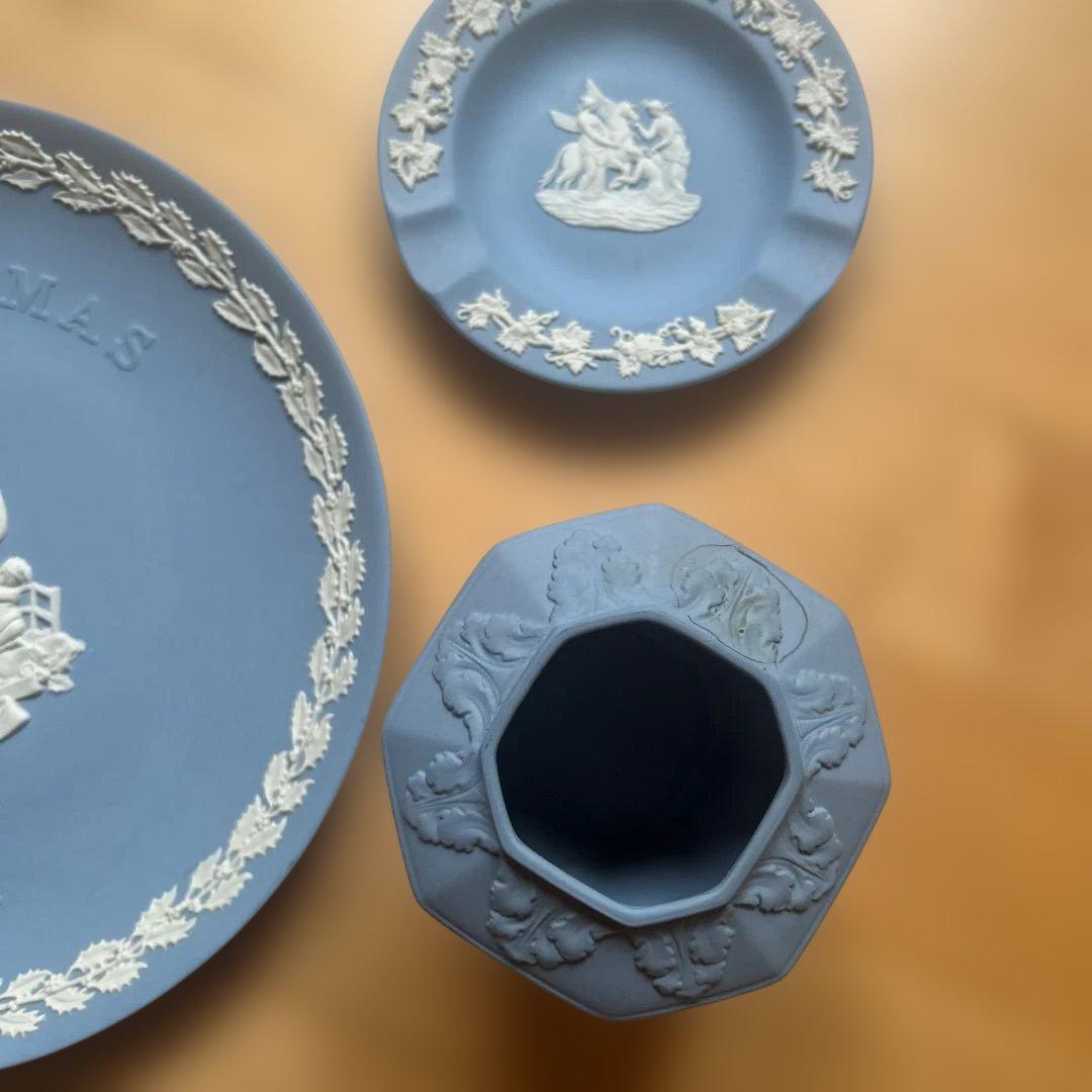 ウエッジウッド　エンジェルレリーフのグレー陶器花瓶　平皿　灰皿