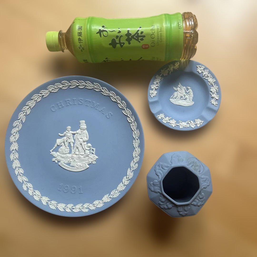ウエッジウッド　エンジェルレリーフのグレー陶器花瓶　平皿　灰皿