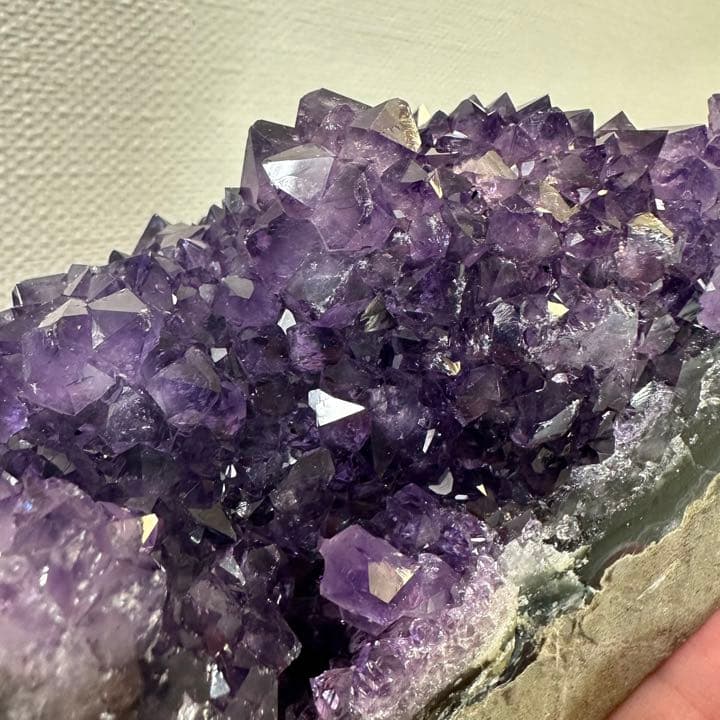 濃紫の煌めきウルグアイ産☆キラキラ☆アメジストクラスターパワーストーンA779