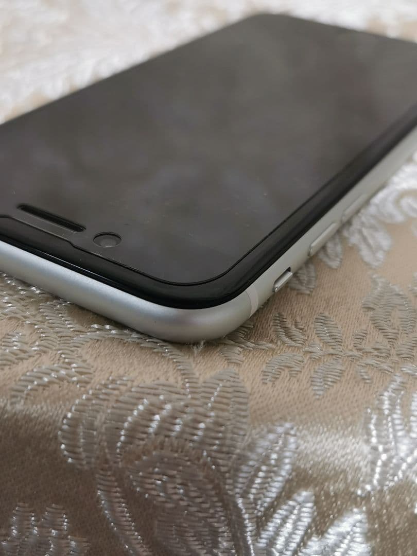 iPhone SE 本体　a2296 64gb　シルバー　ホワイト