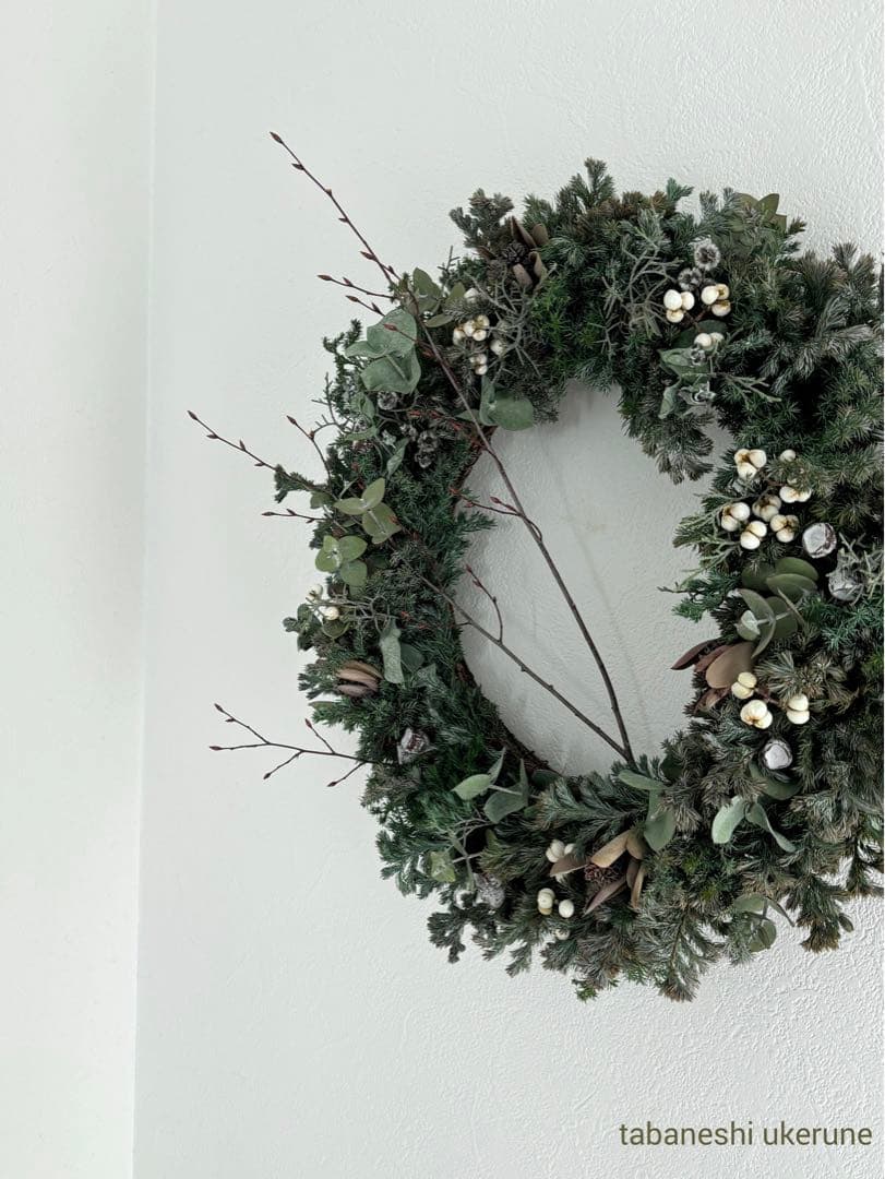 ユーカリと白い実と針葉樹を紡いだ　凛とした雰囲気のリース　ドライフラワー