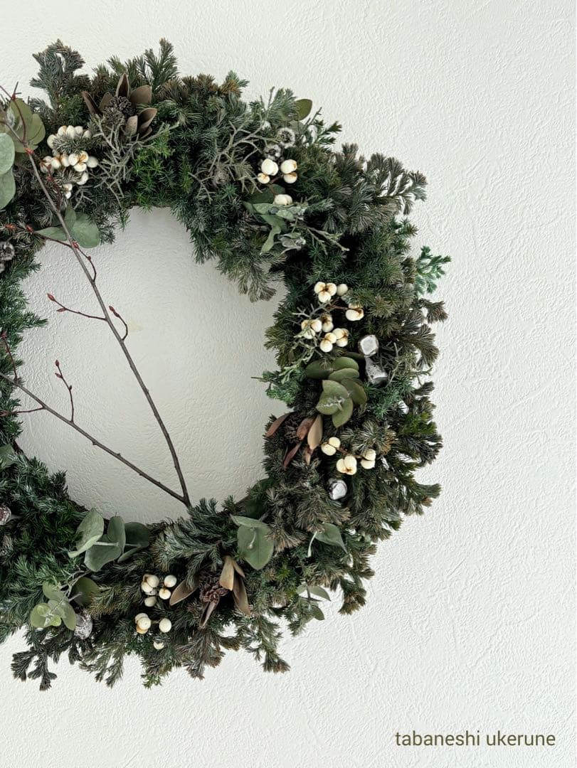 ユーカリと白い実と針葉樹を紡いだ　凛とした雰囲気のリース　ドライフラワー