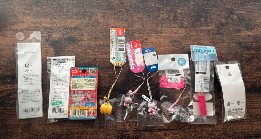 ハローキティストラップ、シャープペン9個セット