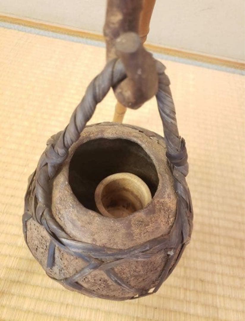 吊り下げ式土製花器　落款有り　高さ約70センチ