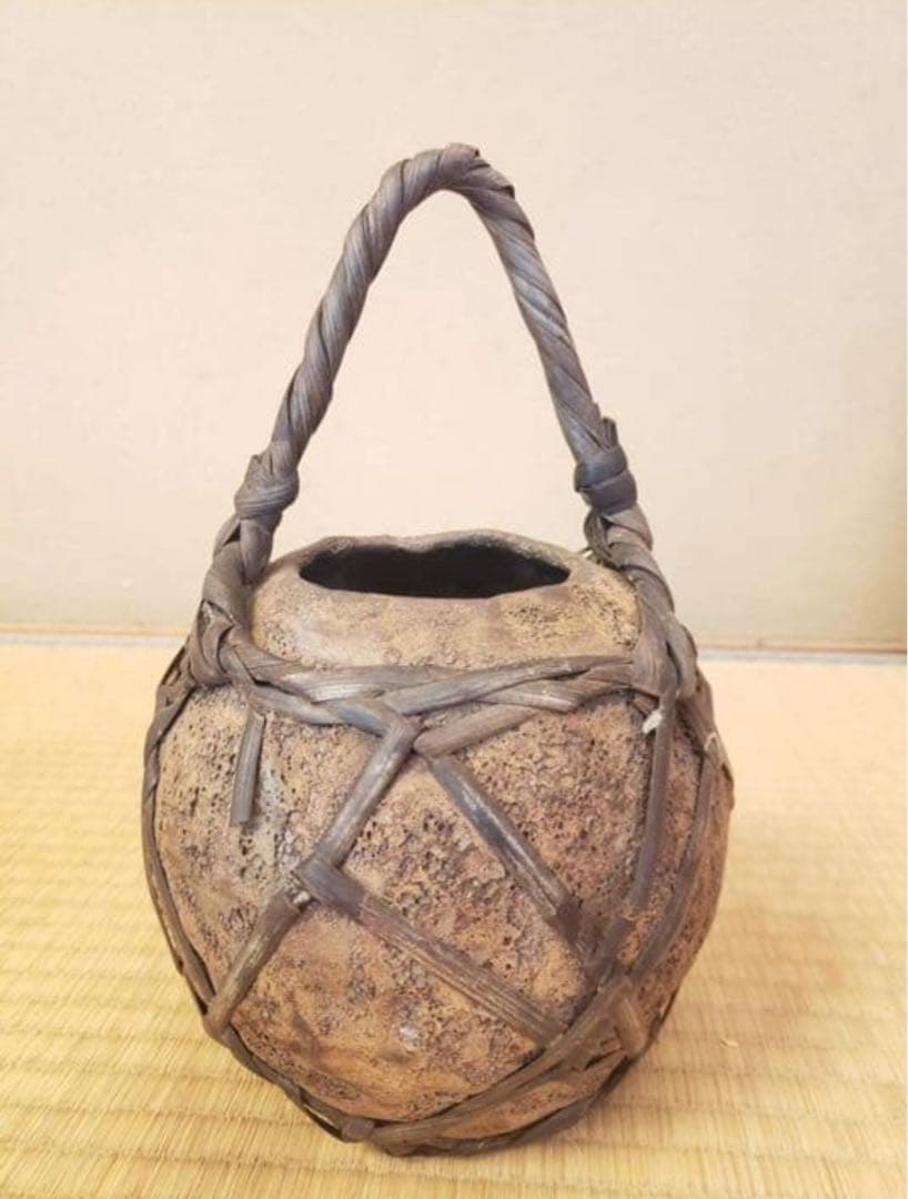 吊り下げ式土製花器　落款有り　高さ約70センチ