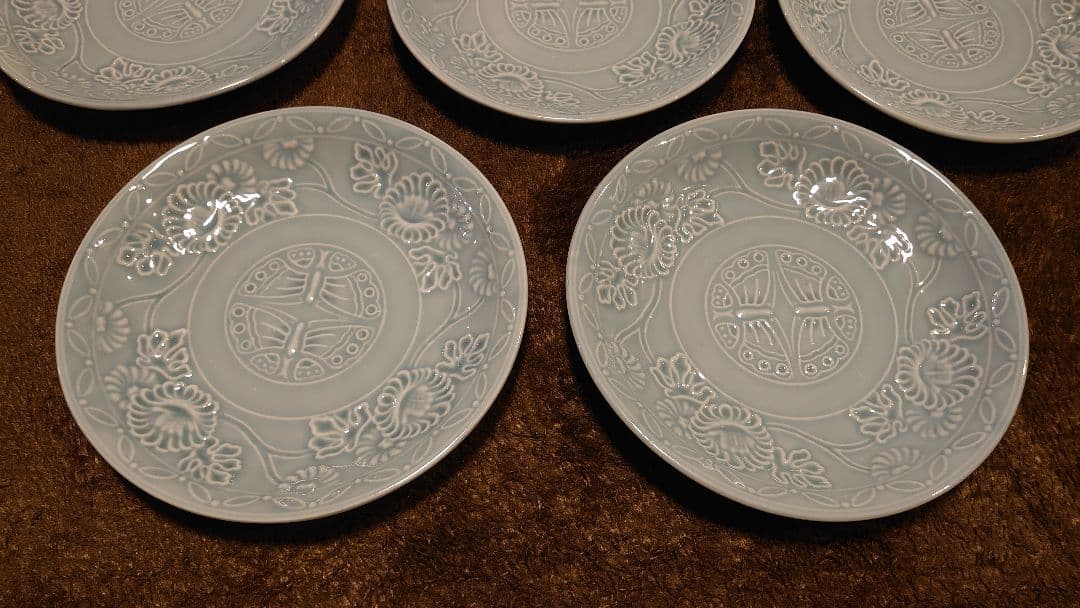 李朝　青磁　陽刻　蝶の図　中皿　蔵出し　５客