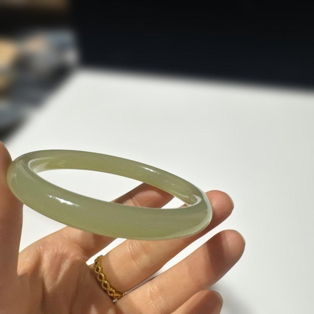 和田玉 晴水バングル 新品未使用 箱付き 透明感あり 上品