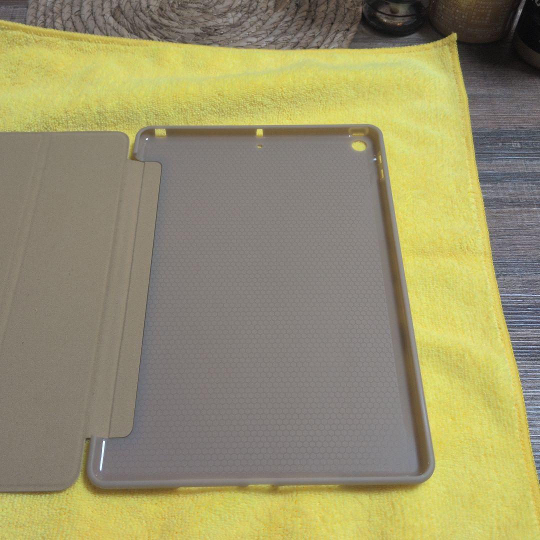 iPad(第8世代) Wi-Fi celluler 本体 カバー付き (変形有)