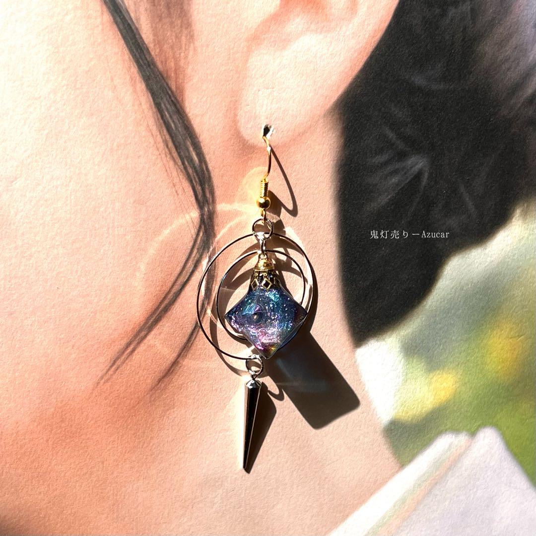 宇宙の星渦宝石と色変化三日月の天球儀ピアス　イヤリング