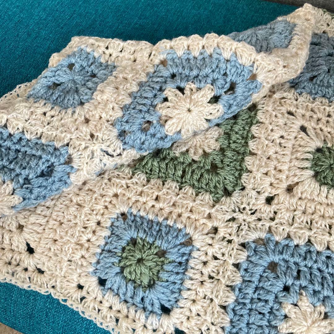 ハンドメイド　膝掛け　かぎ針編み ストール グラニースクエア