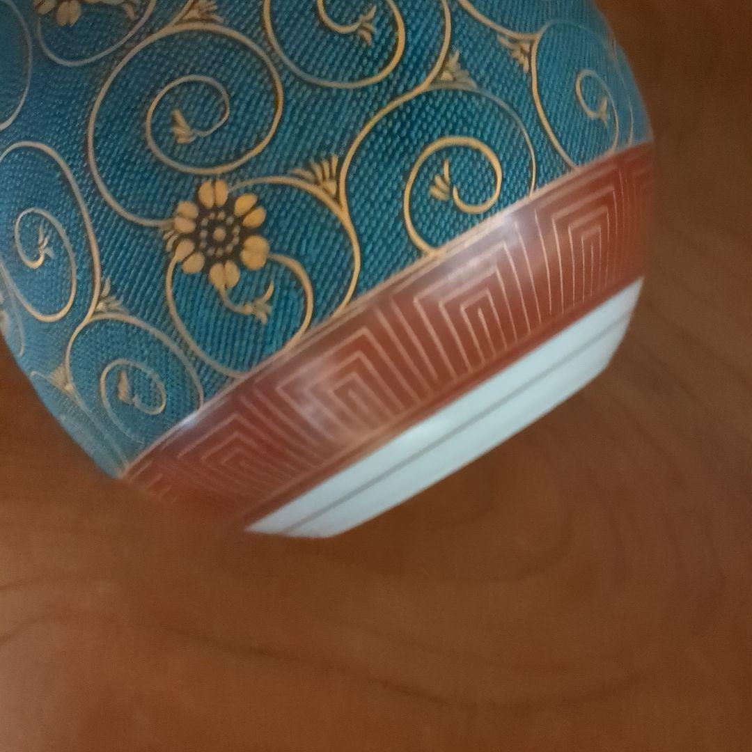 青色の花柄花瓶