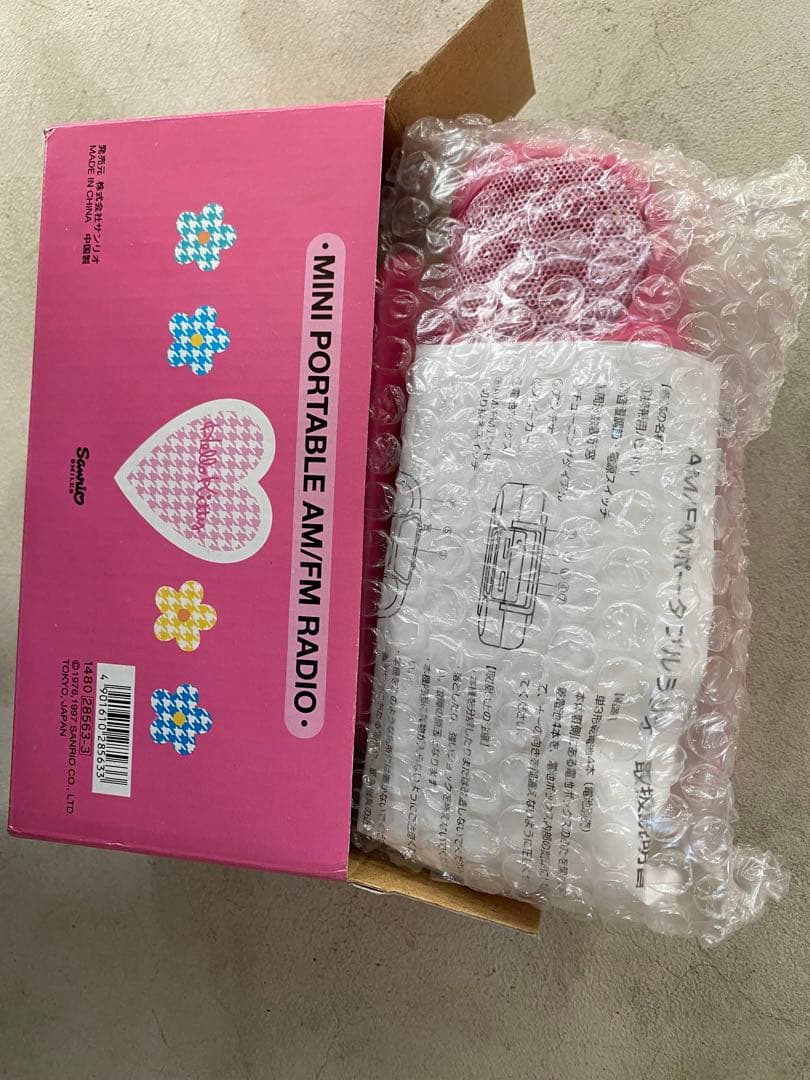 新品未使用　ハローキティ ミニポータブル AM/FM ラジオ